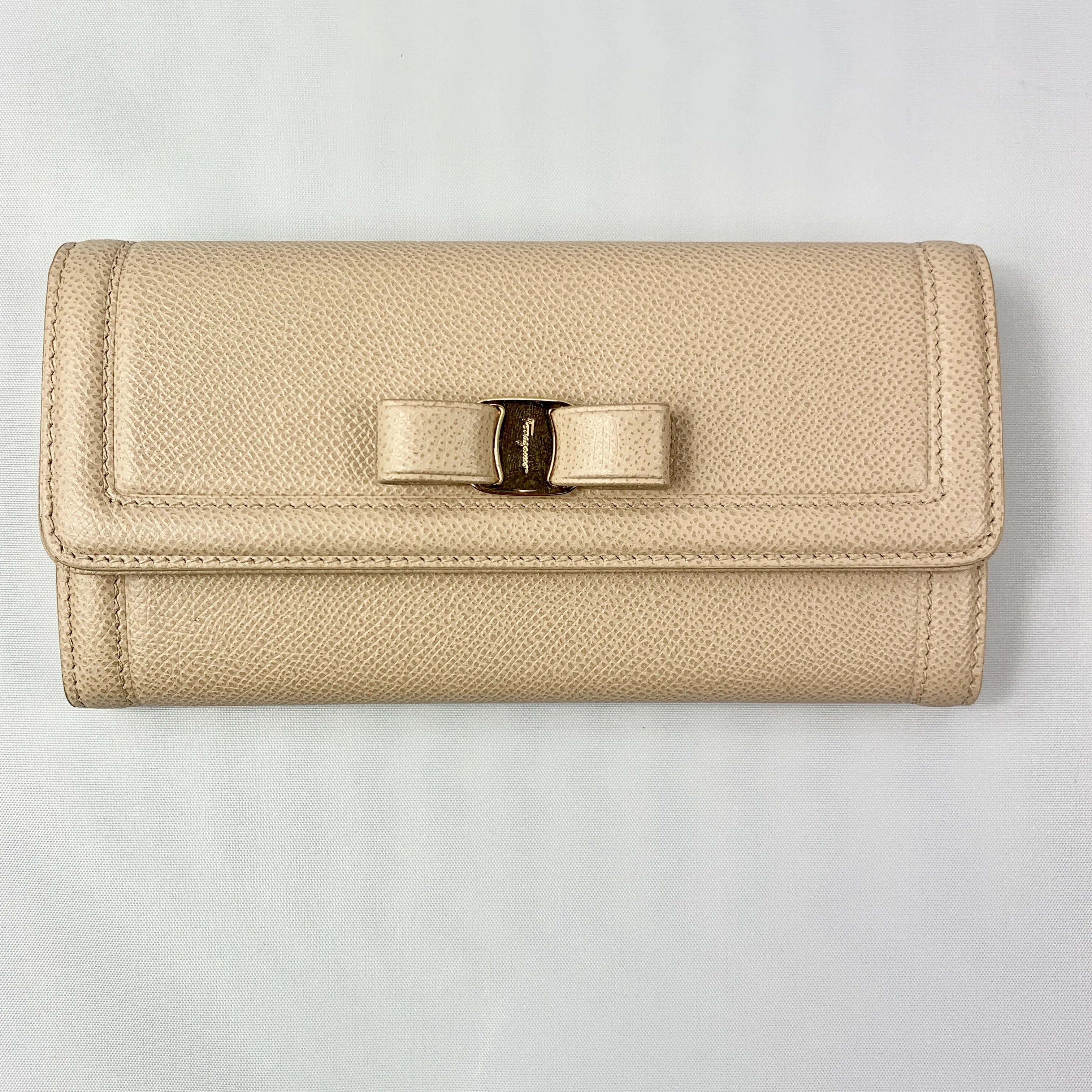 Salvatore Ferragamo Vara Bow Long Wallet in Macadamia Beige